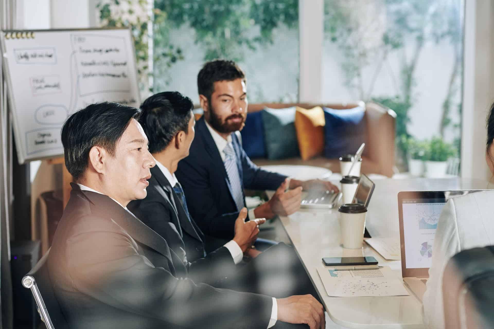 Profissionais em reunião corporativa